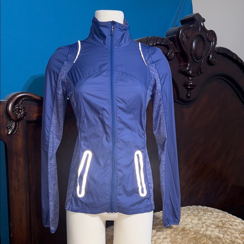 Lululemon Run: Featherweight Hybrid Jacket
Royalty size 4 - Picture 7 of 16